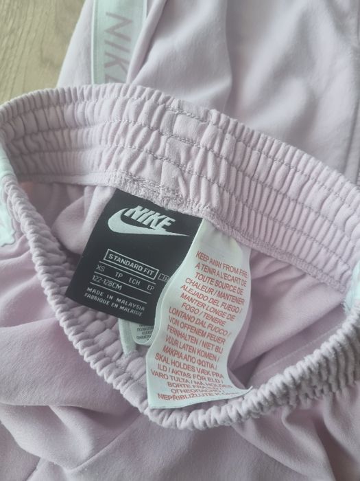 Dres dziewczęcy Nike różowy 122 - 128