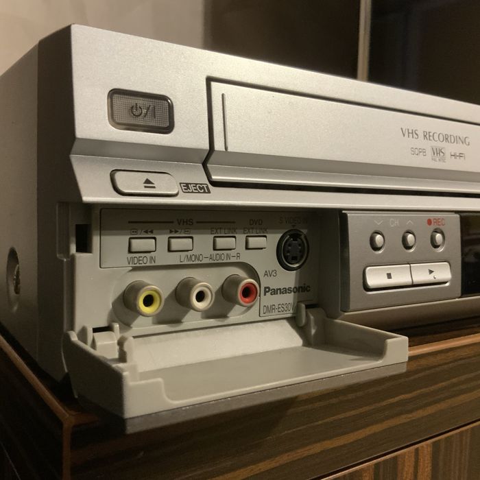 Magnetowid VHS Panasonic DMR-ES30V HI-Fi nagrywarka DVD przegrywanie