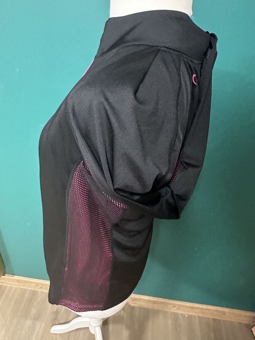 Czarna bluza sportowa
