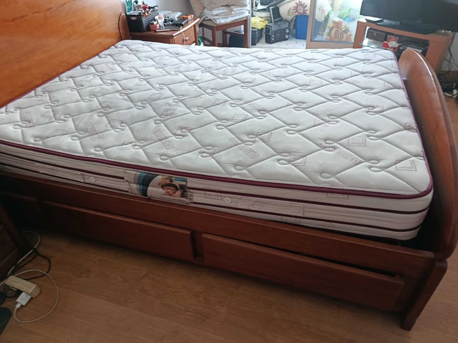Cama de casal em pinho mel