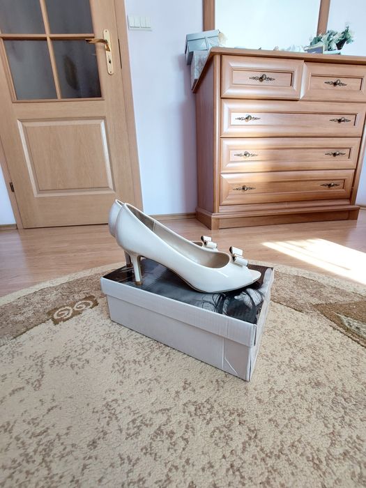 Buty ślubne czółenka ecru śmietankowe pantofle 39