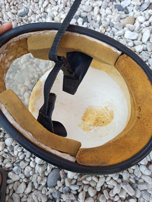 Capacete velho com esponja