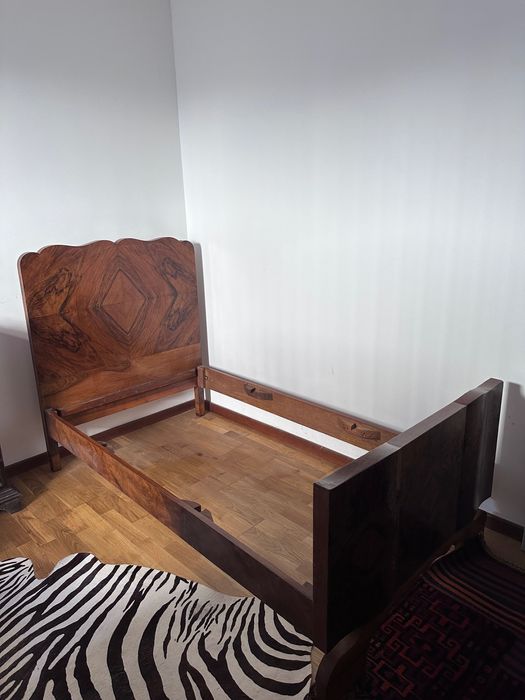 Cama solteiro. Estilo Art Noveau.