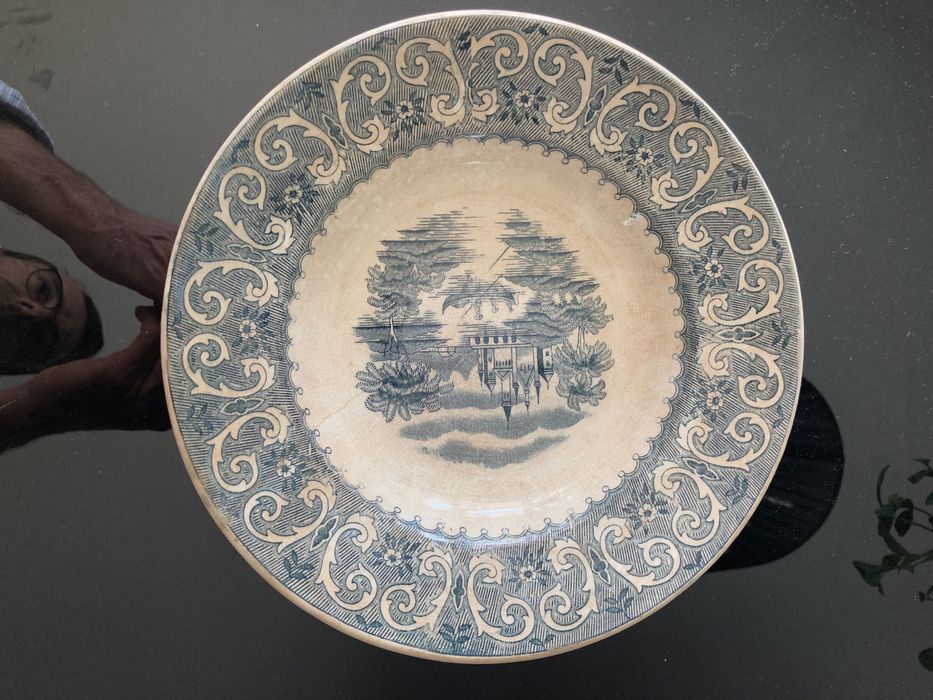 Prato antigo em bom estado