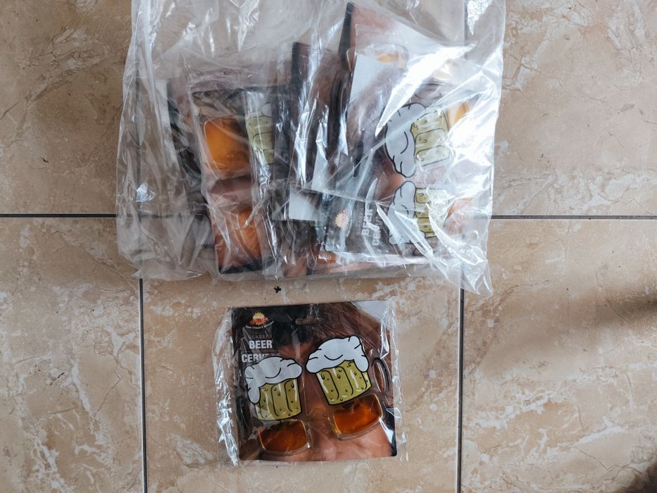 Óculos de sol em formato de caneca de cerveja