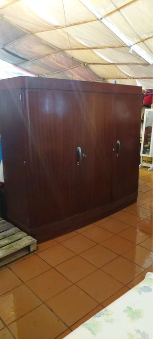 Roupeiro de madeira escura