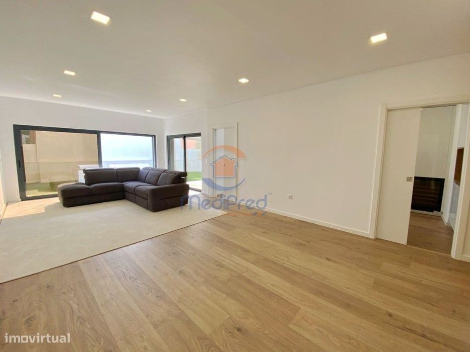 Apartamento T3 com Logradouro de 123 m2 | Condomínio Privado com Pi...