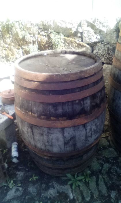 Barris de vinho em madeira