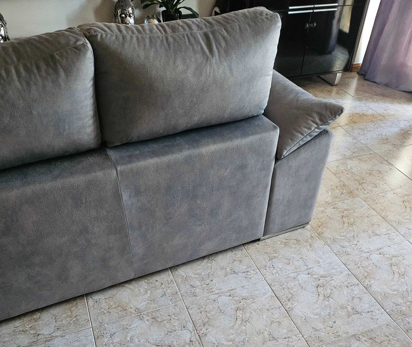 Sofá grande com chaise longue cinza claro