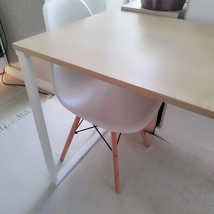 Mesa e 2 cadeiras.