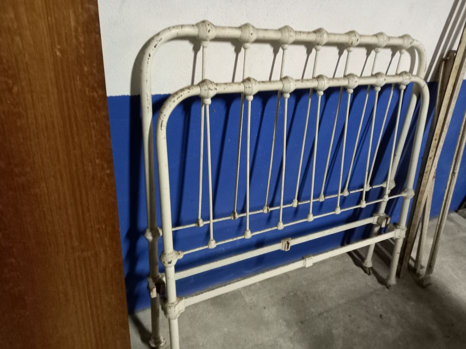 Cama metálica antiga