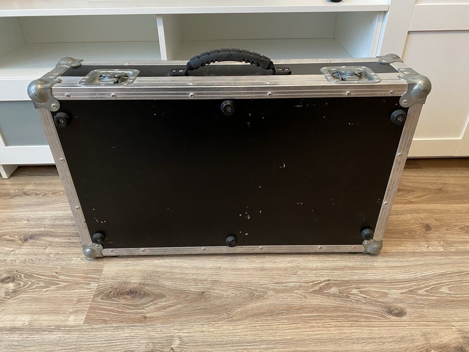 Case pod multiefekt