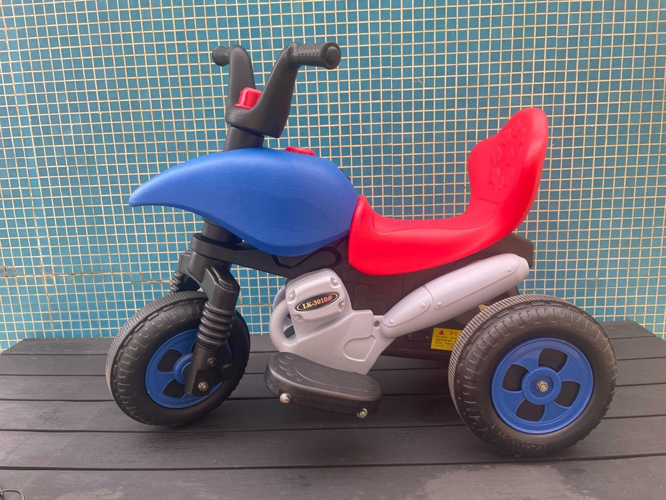 Triciclo-mota elétrica para criança