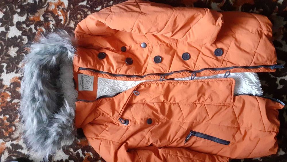 Продам теплую курточку для девочки