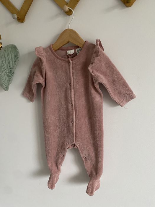 Pajac welurowy h&m 62 pudrowy róż falbanki