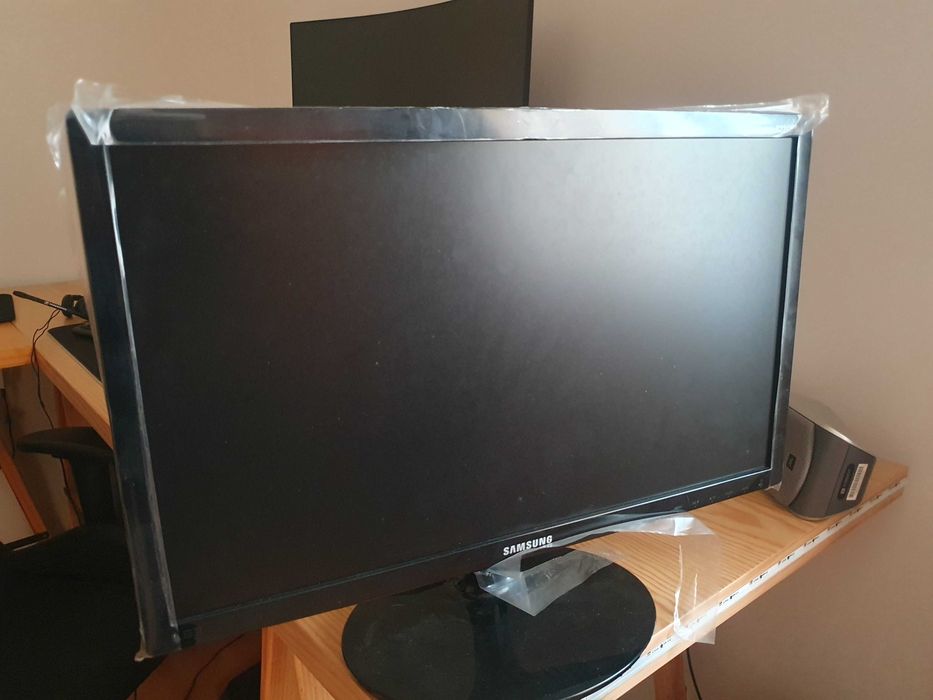 Vendo 2 Monitores Led Samsung 22 polegadas, como novos