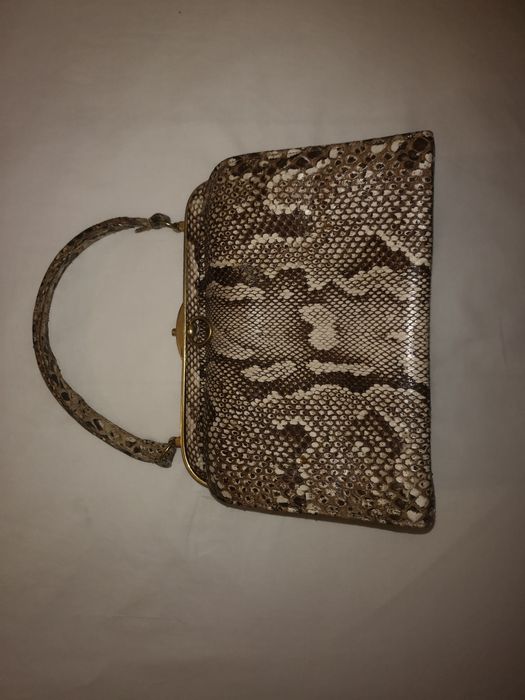 Carteira em pele de cobra