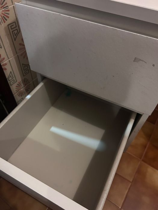 Móvel branco com gavetas