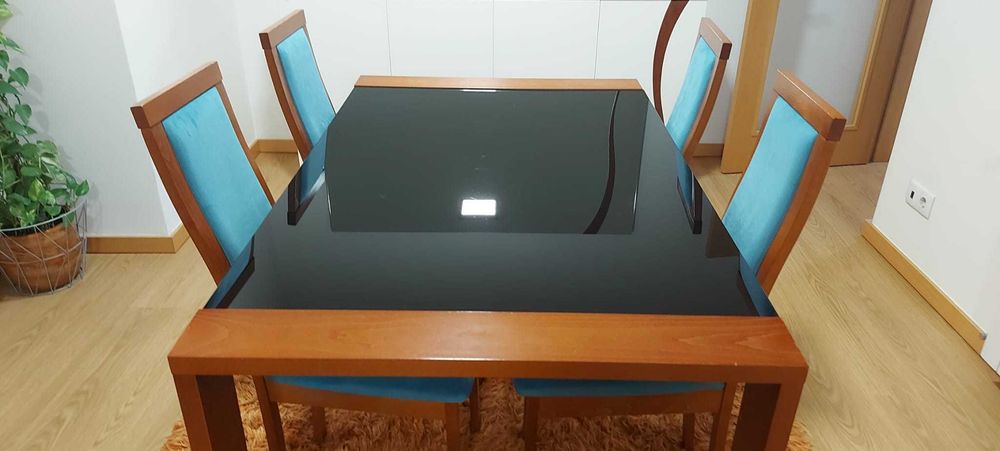 Conjunto de mesa e cadeiras em ótimo estado