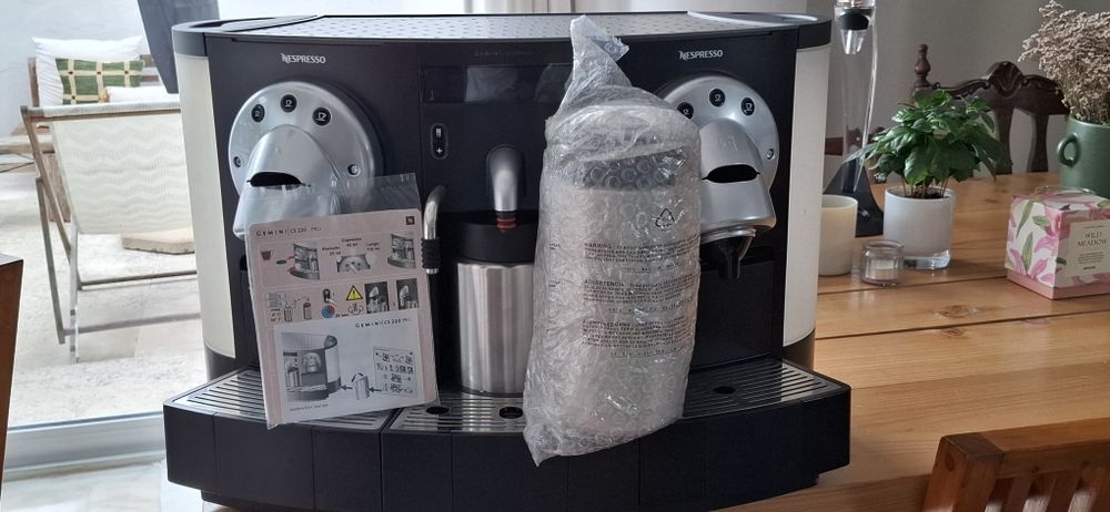 Máquina Nespresso Gemini CS 220 Pro - Como Nova + 200 Cápsulas
