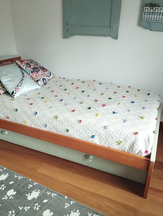 Cama de solteiro de madeira com gavetão e dois colchões quarto criança