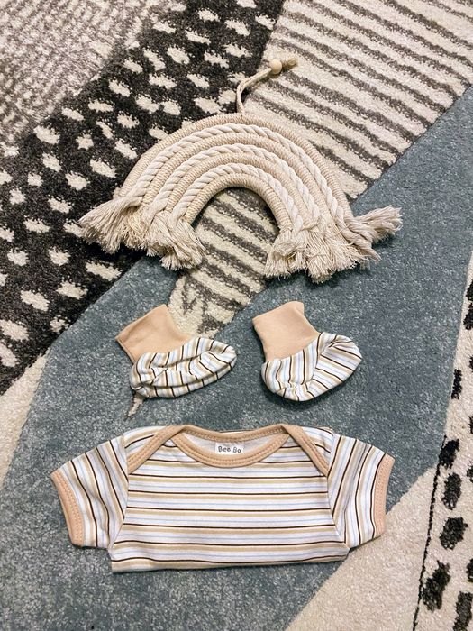 Bee bo zestaw niemowlęcy body 56 buciki niechodki skarpetki