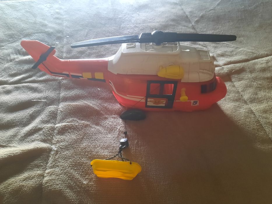 Helicóptero salva vidas desde a escada