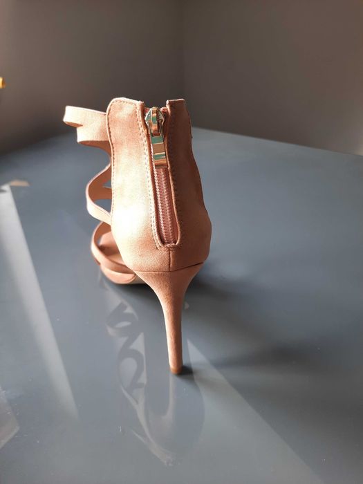Nowe letnie buty na paski, na obcasie kolor brzoskwiniowy 39