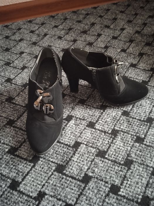 Віддам взуття 36 р.