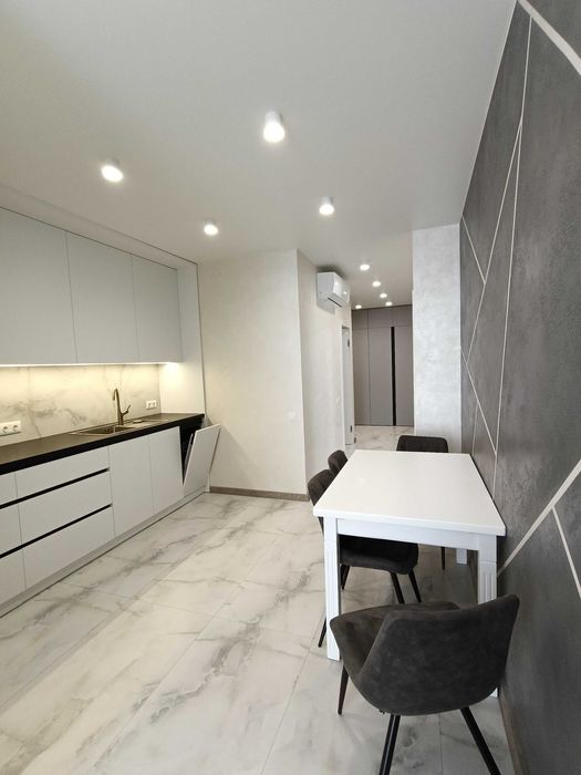 Сучасна 2 к Озерна + паркомісце,ліфт працює постійно..