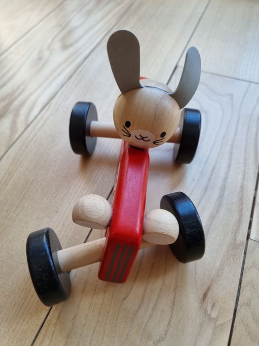 PlanToys krolik w samochodem wyścigowym