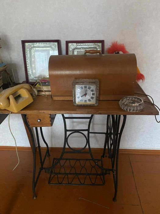 Старовинна швейна машинка