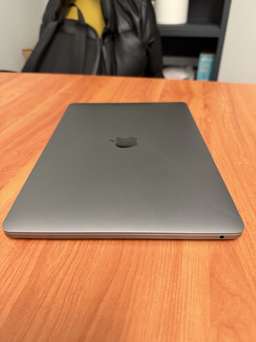 MacBook Pro 13” (2022) – Apple M2 – 8GB RAM – 256GB SSD