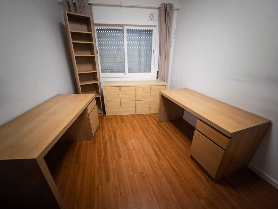 Móveis escritório IKEA (secretárias e estantes)