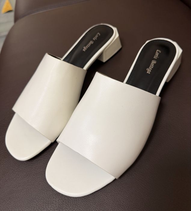 Жіночі шльопанці (мюлі) білі, стильні