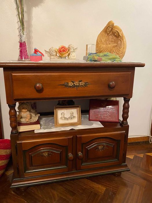 Móvel clássico em madeira maciça