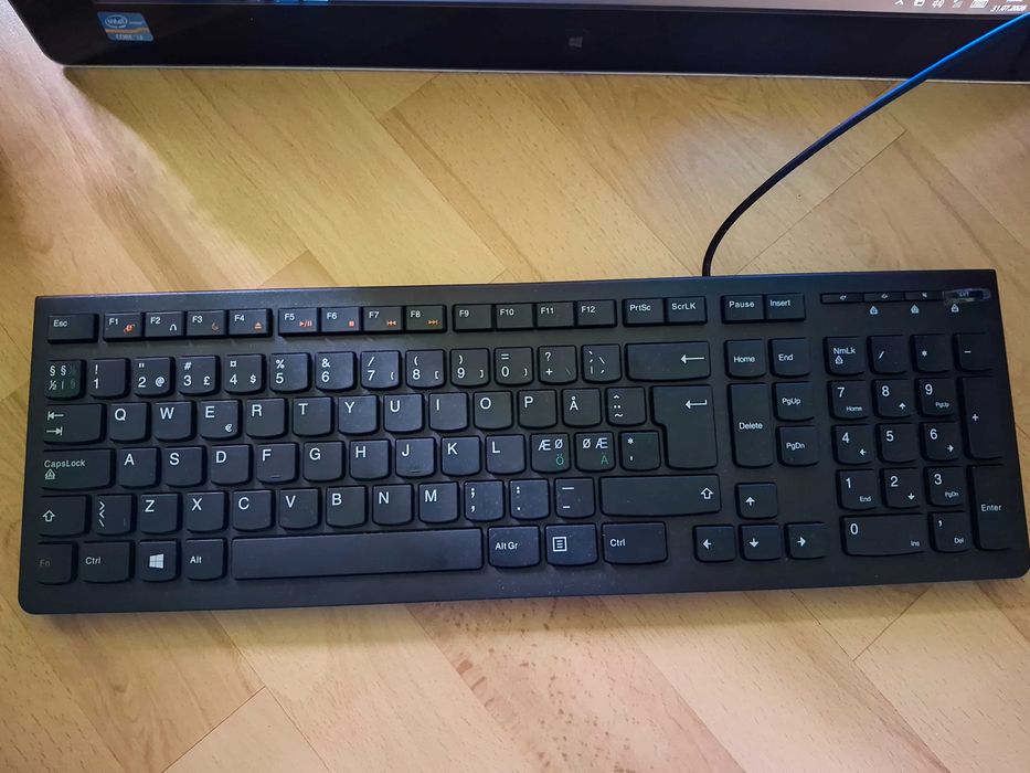 komputer all in one AIO LENOVO cały zestaw