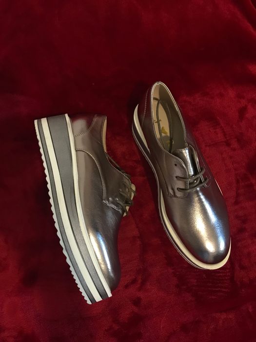 Sapatos femininos a venda