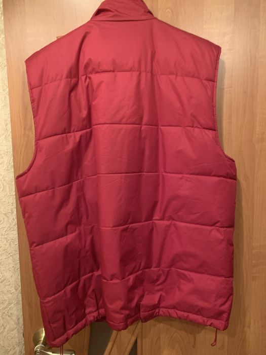 Жилет теплий червоного кольлору з карманами