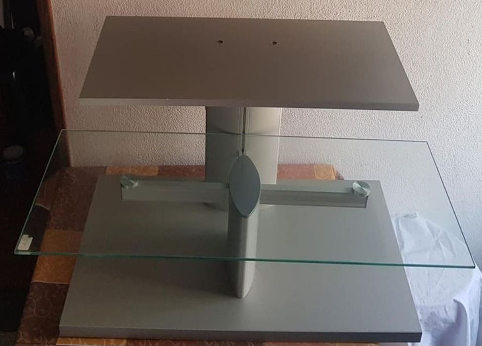 Mesa para Tv em vom estado usado