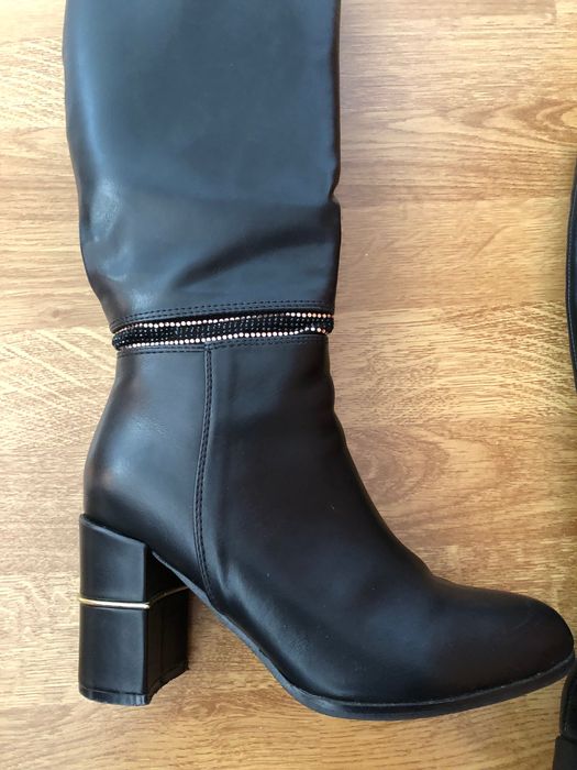 Botas pretas cano alto