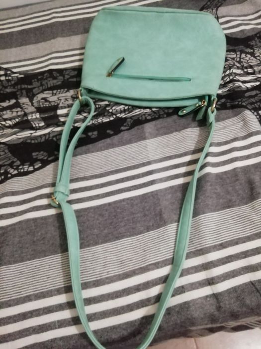 Mala jovem verde água