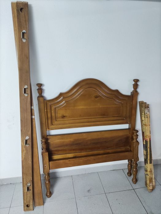 Cama individual de adulto em pinho mel