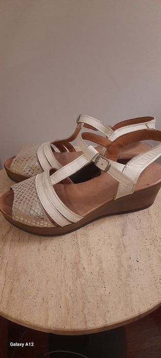 Sandálias brancas