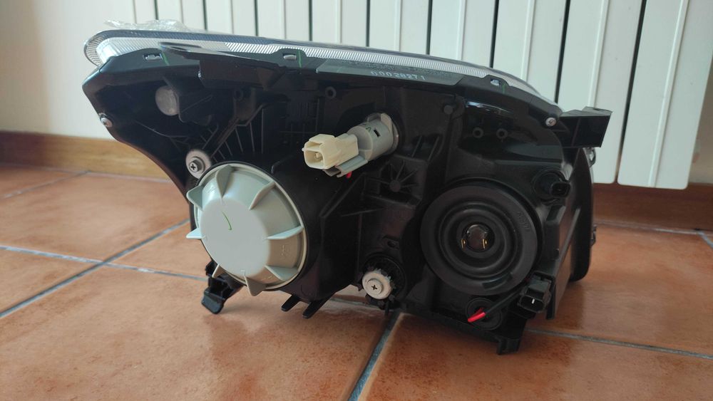 Farol ótica Toyota Avensis T25 NOVO