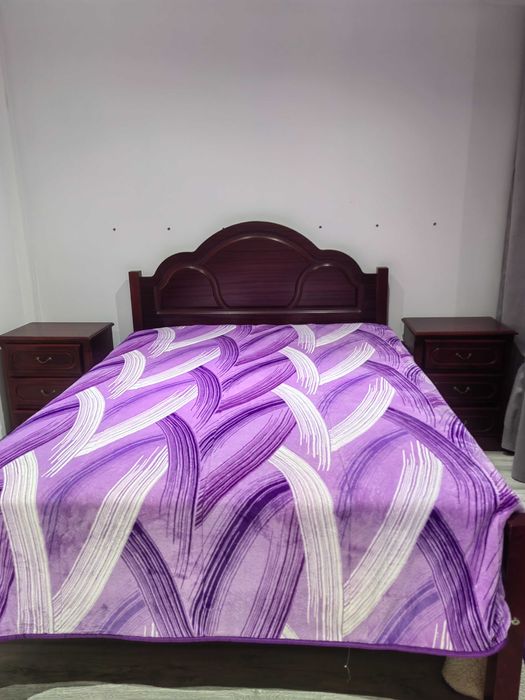 Conjunto de quarto cama mesa de cabeceira e cómoda