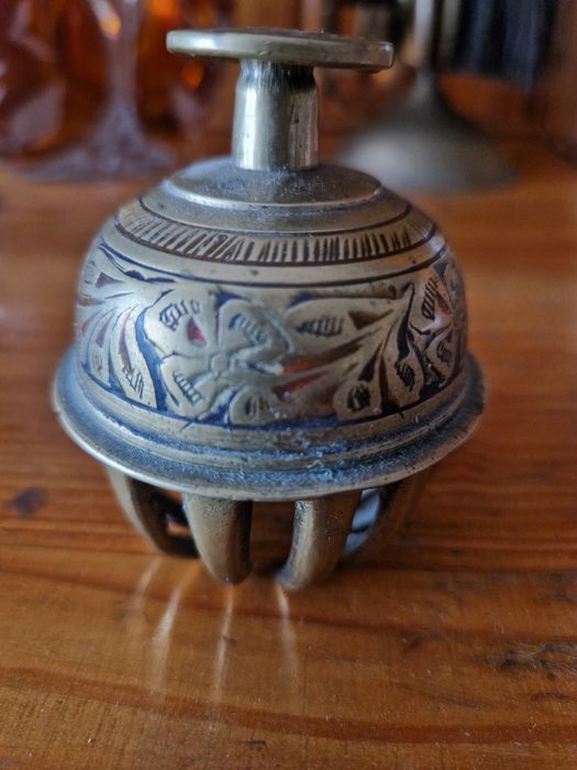 Mosiężny dzwonek pazurkowy