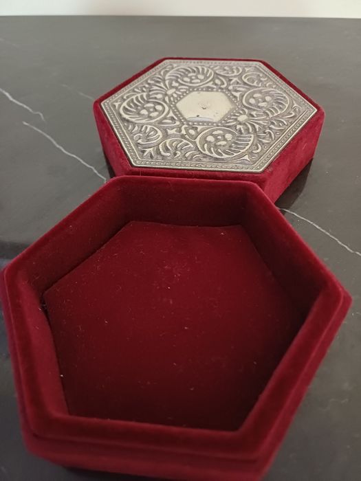 Caixa de veludo vintage, hexagonal com incrustrações em prata.