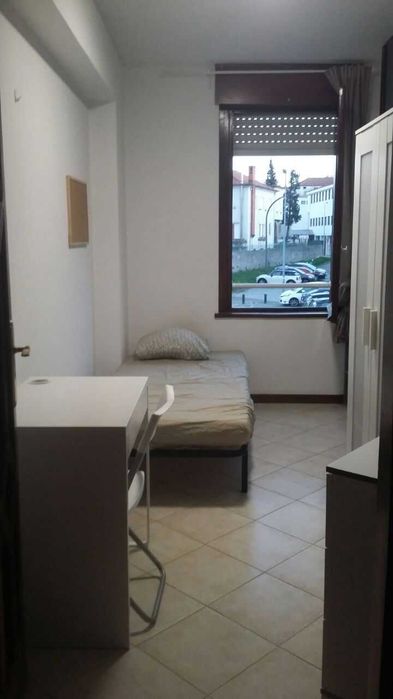 Quarto em apartamento de estudantes no Pólo, Porto