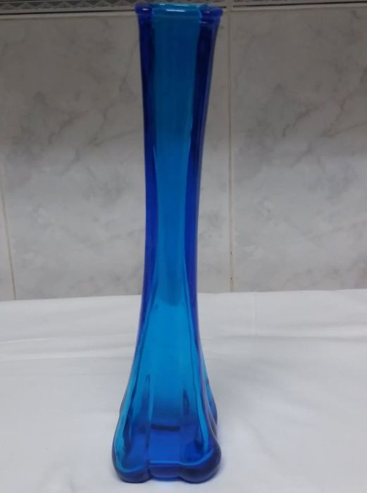 Jarra de vidro azul